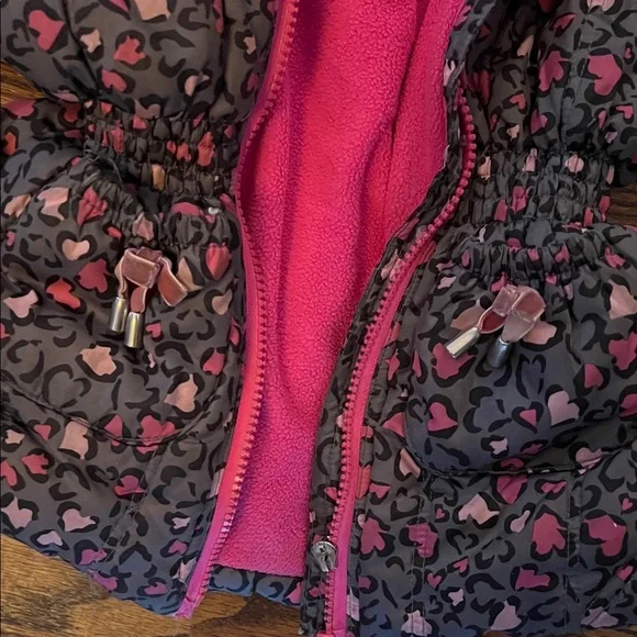 Good🎉condition:  Pink and Black Heart Patterned Winter Jacket. size 5T - Picture 4 of 7